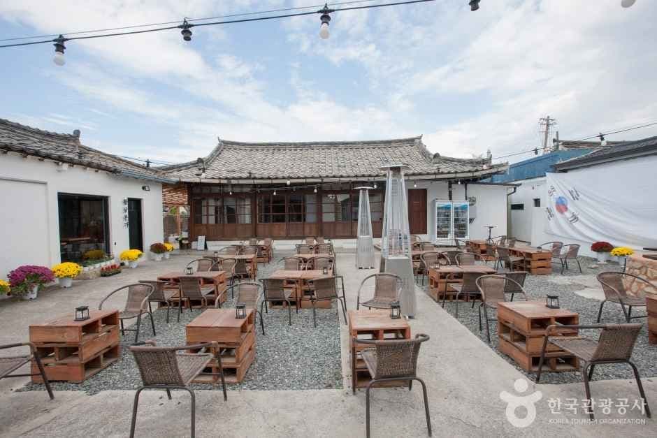 Hwangnidan-gil hanok cafe street in Hwangnam-dong, Gyeongju (view 3)