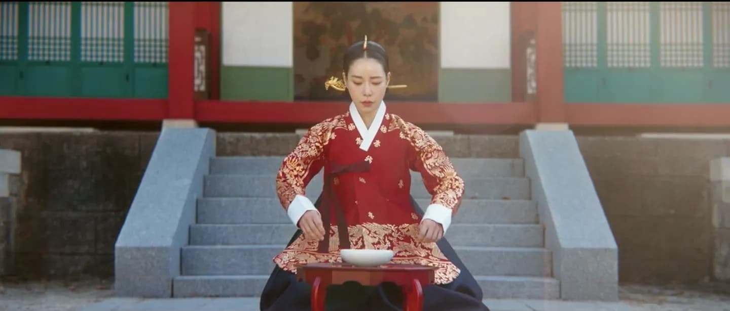 Kang Dan-shim in royal red hanbok receiving poison on the palace steps at Gyeongbokgung