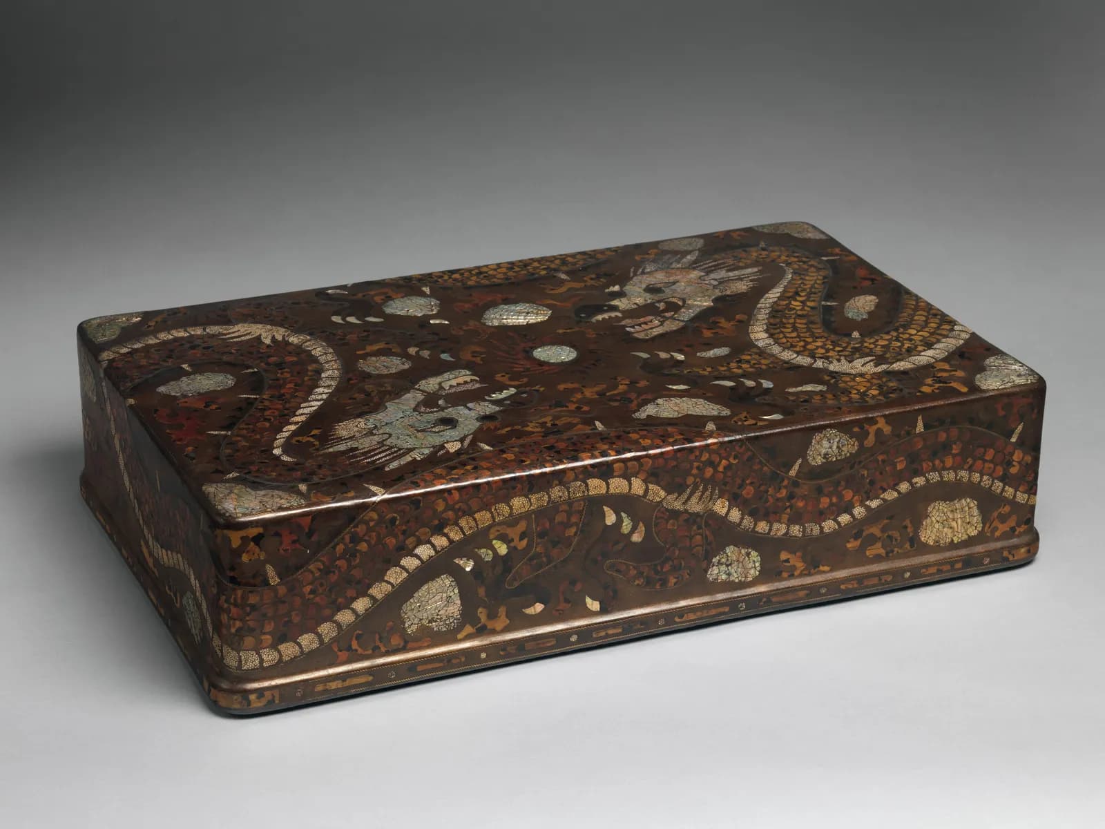 Lacquer box inlaid with mother-of-pearl and tortoiseshell dragons