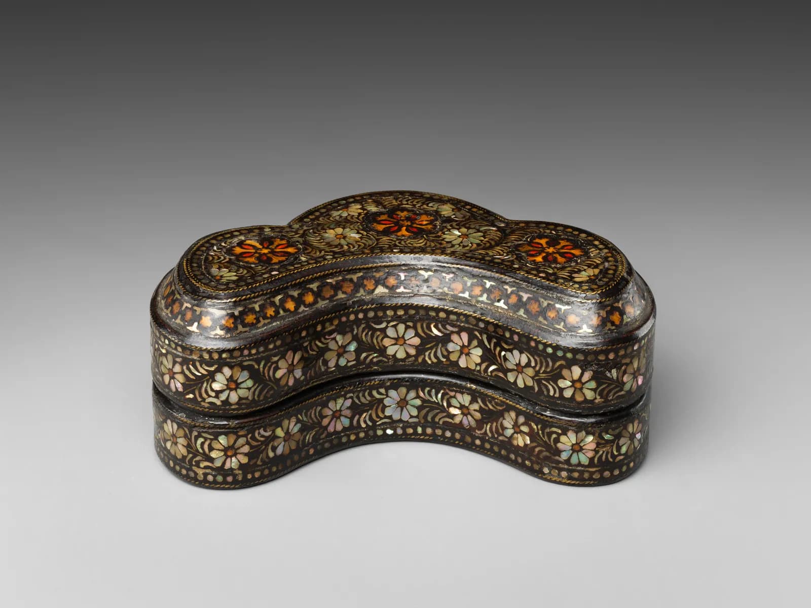 Goryeo-era trefoil lacquer box inlaid with mother-of-pearl chrysanthemums