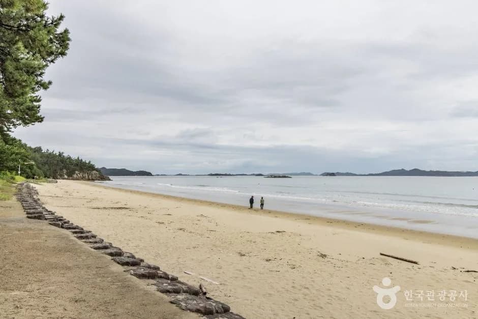 Wide sandy shoreline at Baekgil Beach on Jaeun-do, Sinan