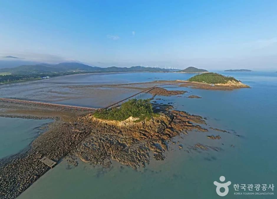 Aerial view of the Bridge of Infinity linking islets off Jaeun-do, Sinan