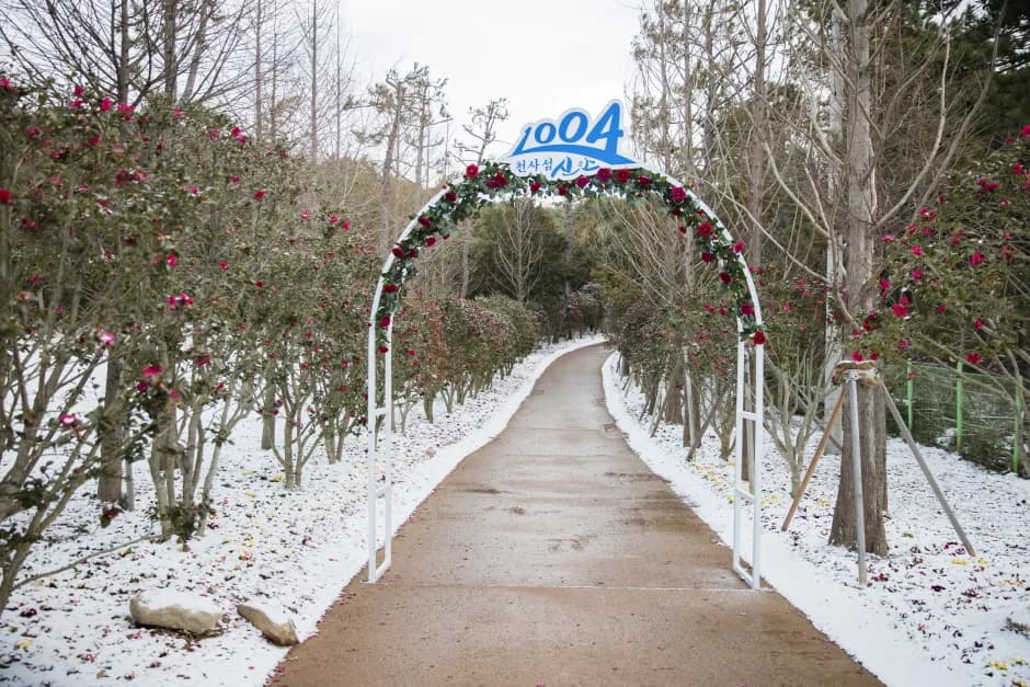 Snowy entrance arch of the 1004 Island Bonsai Garden, Sinan