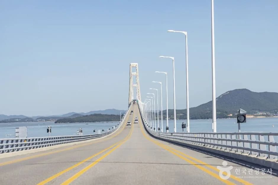 The Cheonsa Bridge span over the sea between the islands, Sinan