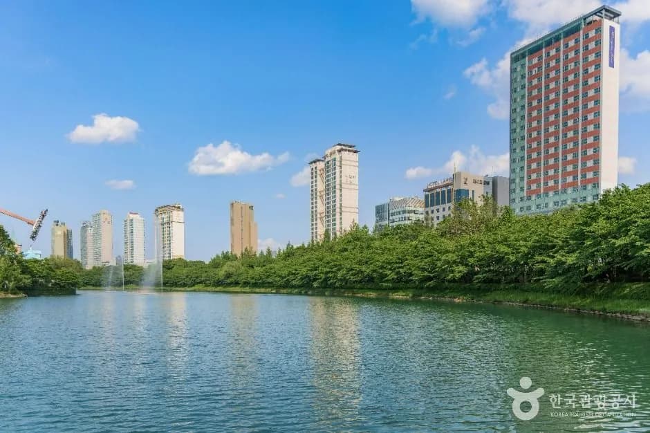 Seokchon Lake with cherry blossoms and Lotte World Tower