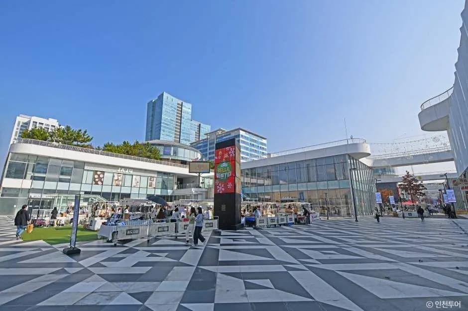 Triple Street open-air shopping complex plaza in Songdo, Incheon