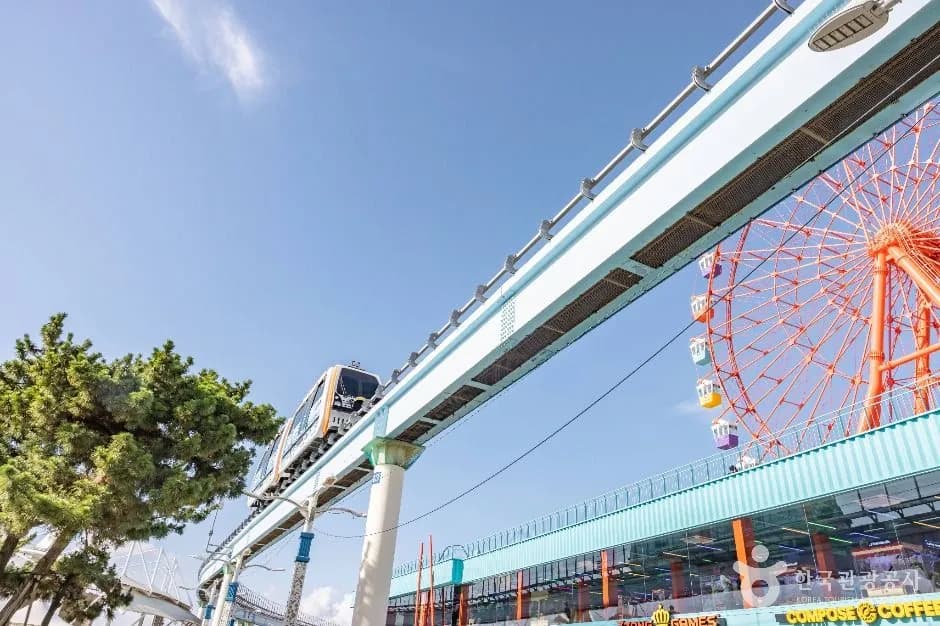 Wolmi Sea Train monorail passing in front of the Ferris wheel at Wolmido