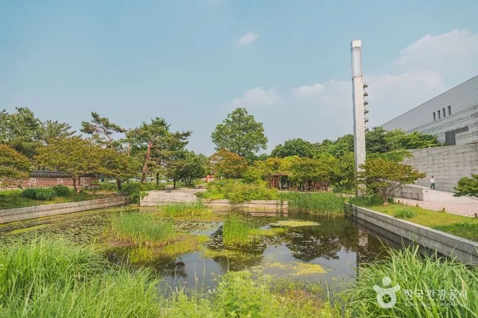 Yeouido Hangang Park riverside walkway along the Han River