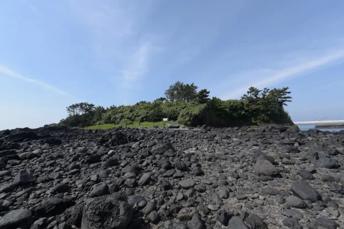 The wooded islet of Seogeon-do under a clear sky
