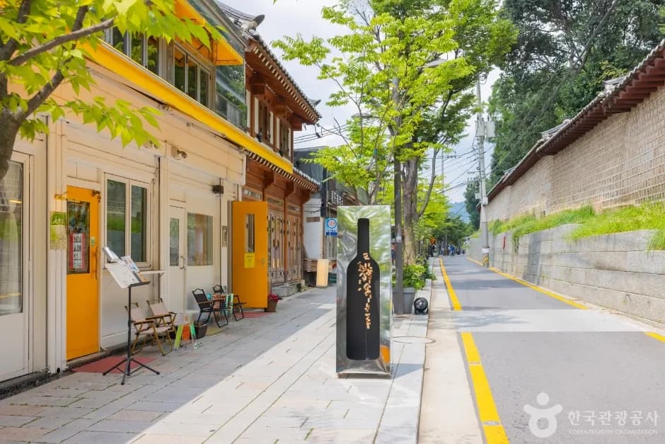 Hanok-lined Seosulla-gil lane beside the Jongmyo Shrine wall