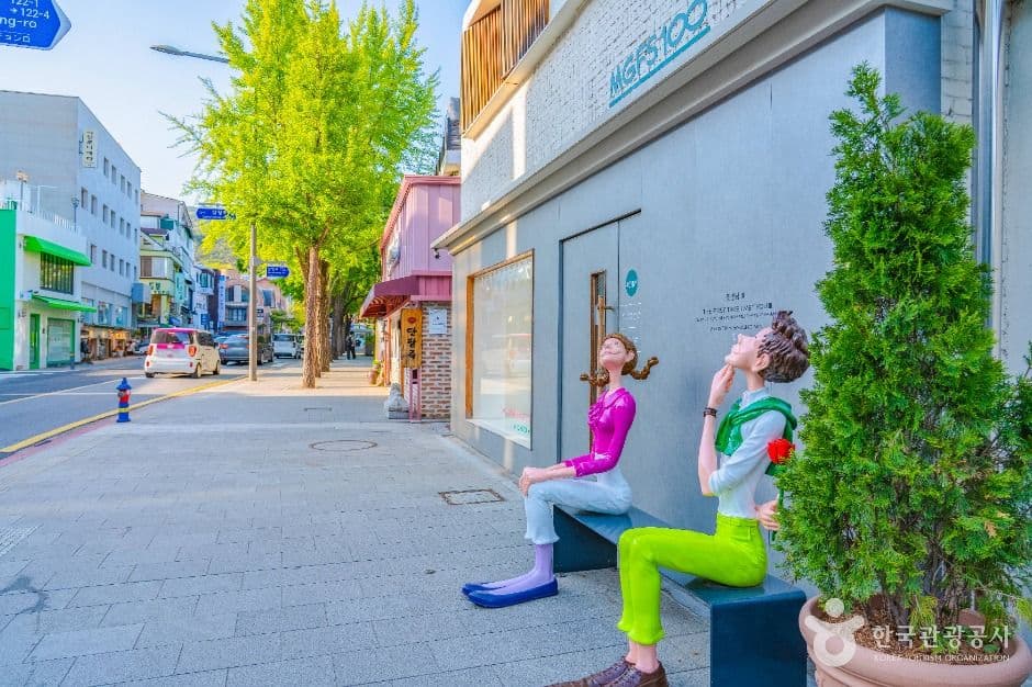 Samcheong-dong neighborhood scene