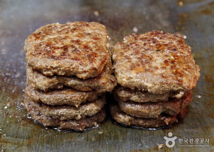 청사초롱_평창·강릉·정선 전통시장의 줄 서는 맛_강릉 중앙시장 떡갈비02