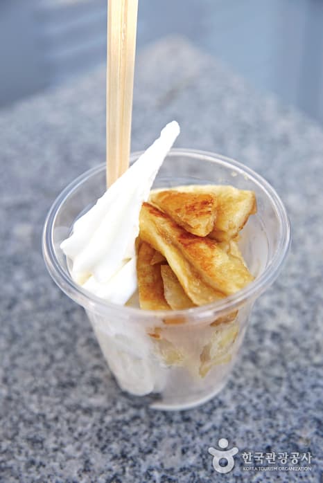 청사초롱_평창·강릉·정선 전통시장의 줄 서는 맛_강릉 중앙시장 아이스크림호떡04