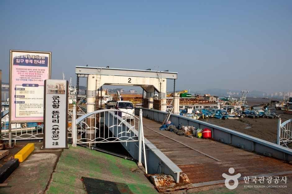 The floating tidal pier (Bujangyo) and fishing boats at Gunsan inner port