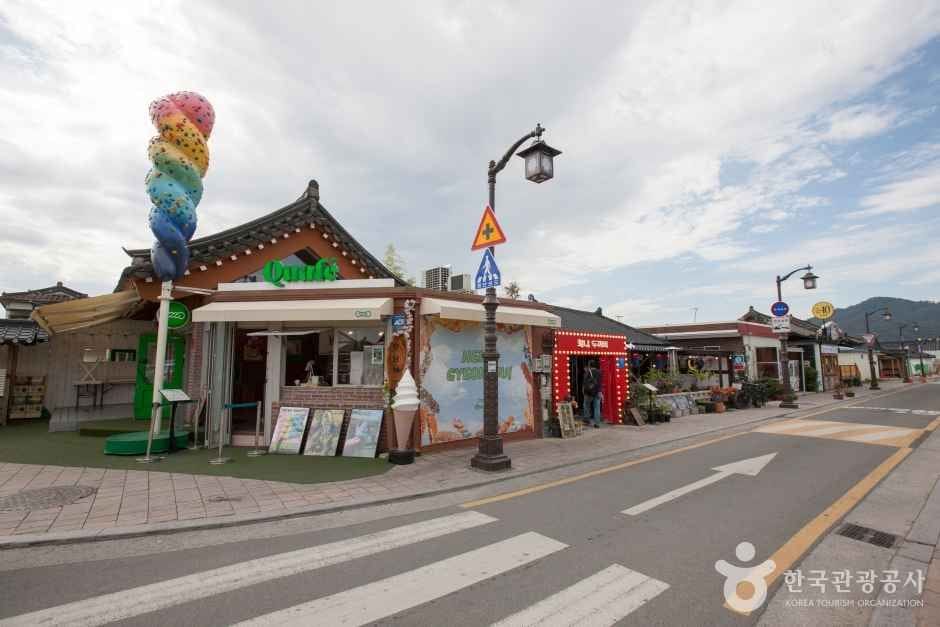 Hwangnidan-gil hanok cafe street in Hwangnam-dong, Gyeongju (view 4)