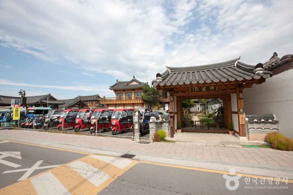 Hwangnidan-gil hanok cafe street in Hwangnam-dong, Gyeongju (view 5)