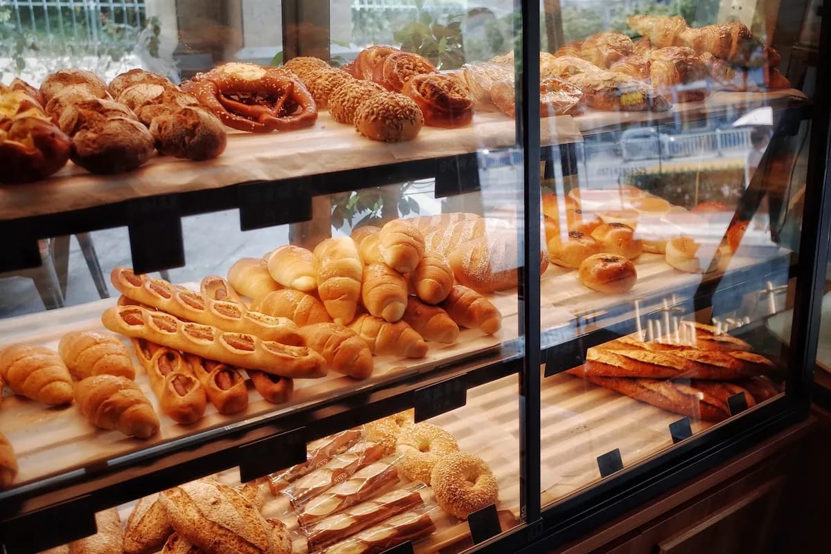 Display of freshly baked Korean breads in a traditional bakery