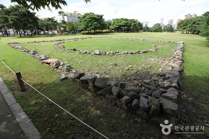 Stone burial mounds at Seokchon-dong Baekje Tombs