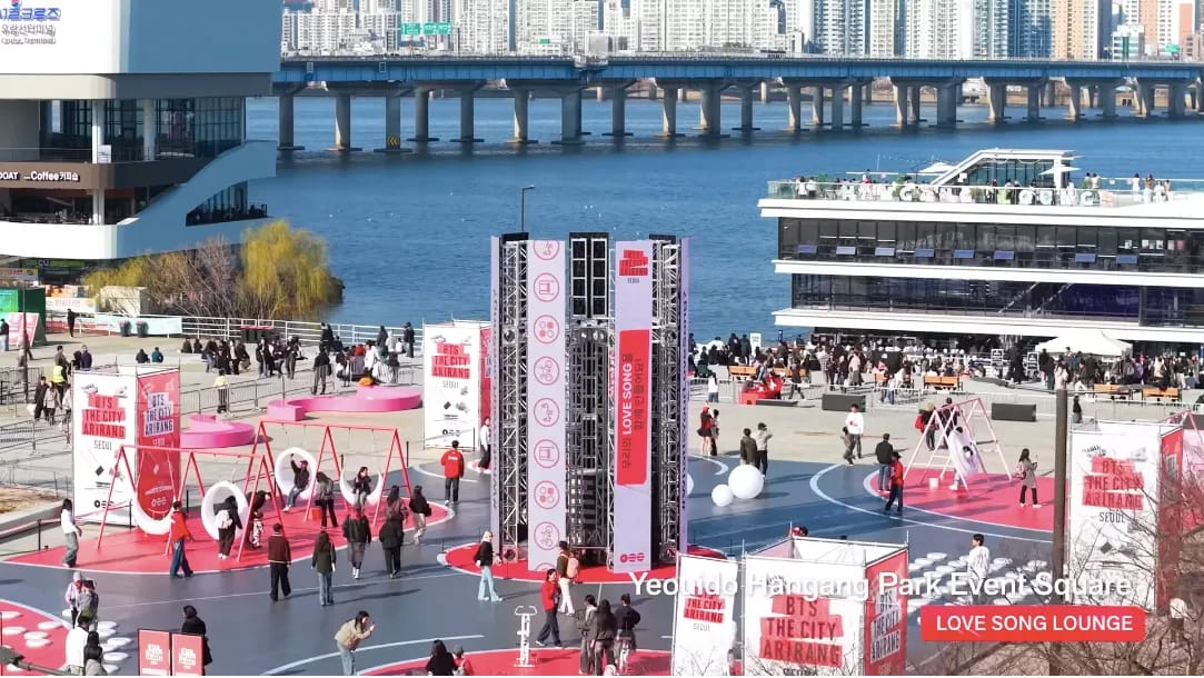Yeouido Hangang Park ARIRANG installation crowd at sunset