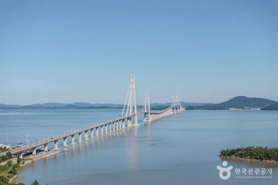 The full sweep of the Cheonsa Bridge over the sea, Sinan