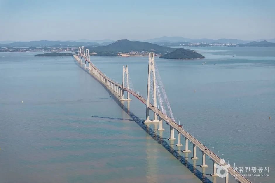 Aerial view of the Cheonsa Bridge crossing between Aphae-do and Amtae-do, Sinan