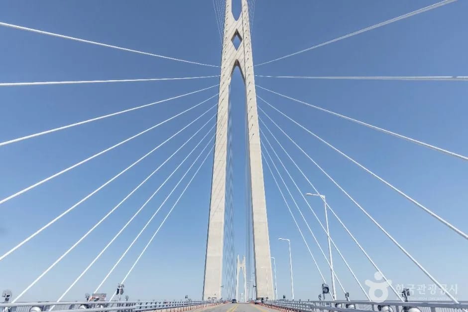 Cheonsa Bridge cable-stayed pylon seen from the deck, Sinan