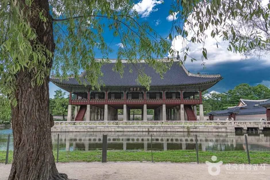 Gyeongbokgung Palace with colorful dancheong and mountains