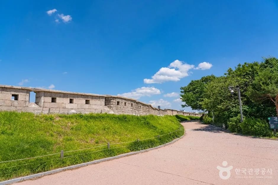 Naksan Park fortress wall with Seoul cityscape view