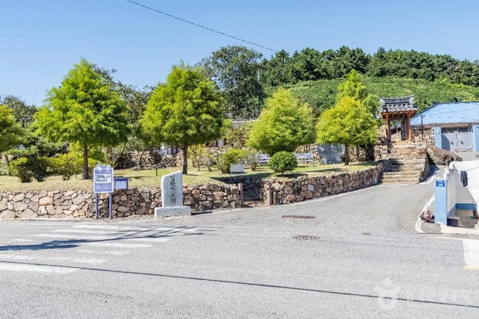 Entrance, stone wall, and hanok gate of Kim Whanki House on Anjwa-do, Sinan