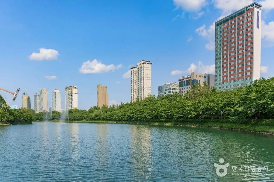 Seokchon Lake with cherry blossoms and Lotte World Tower