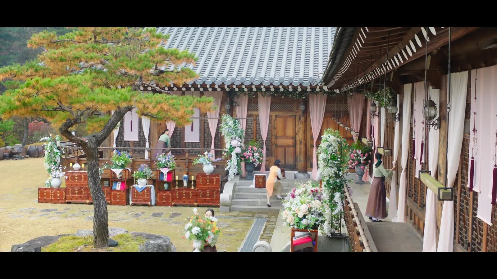 Royal wedding ceremony staged at Hanok Ordaon