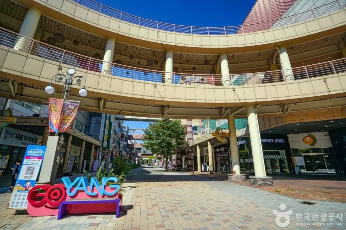 La Festa open-air shopping street in Ilsan